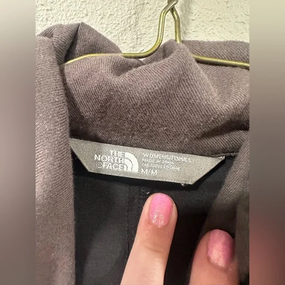 The North Face Women’s Resolve Parka Jacket in Black - Picture 4 of 6